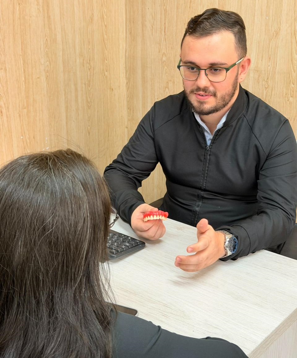 Dr Nicolas suanes atendendo a paciente